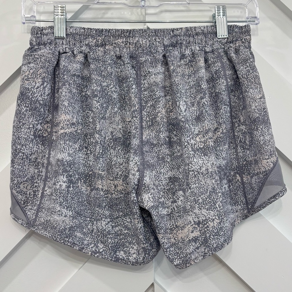 Lululemon Hotty Hot Shorts II In Frozen Vista Alpine White/Arctic Grey 4" Size 6